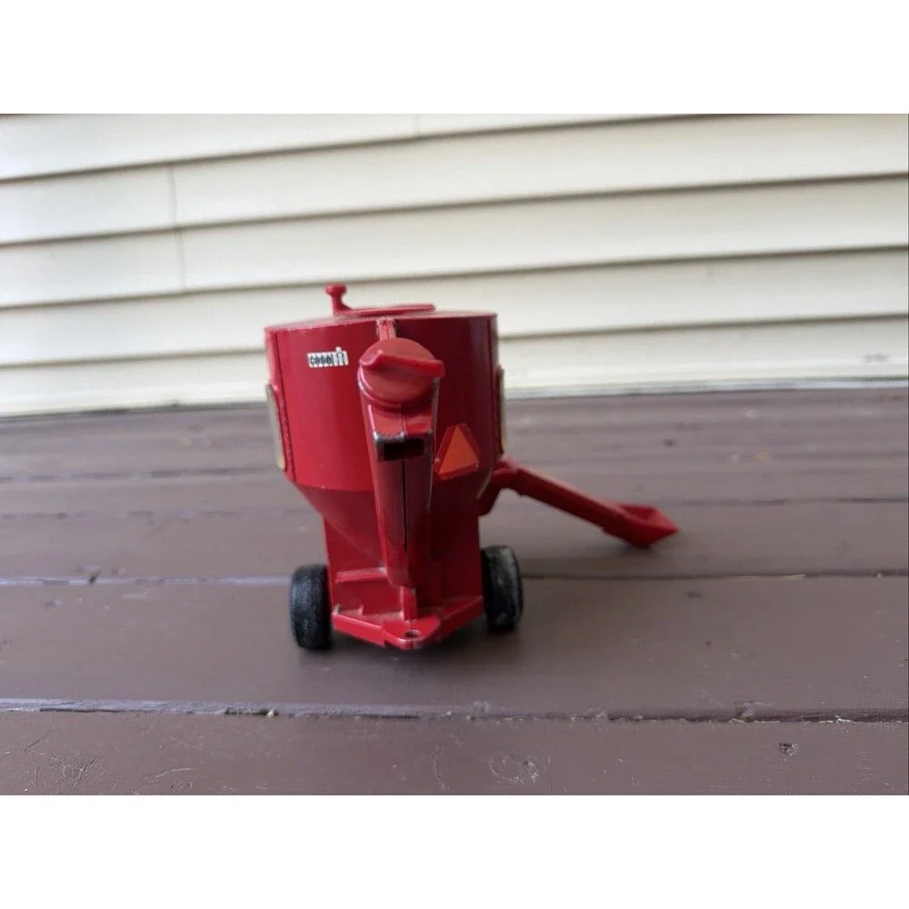 Vtg ERTL International IH Feed Grinder Mixer Mill 1/16 Farm Toy